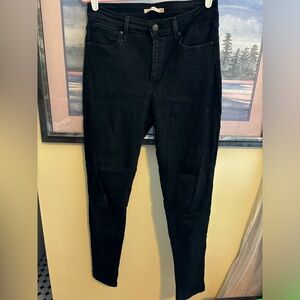 Black Levi’s 721 high-rise skinny jeans, size 29